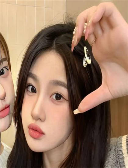 经典的《像她的芭比里程碑式的：黑芭比起源故事》市场表现对比：票房成绩与口碑关系